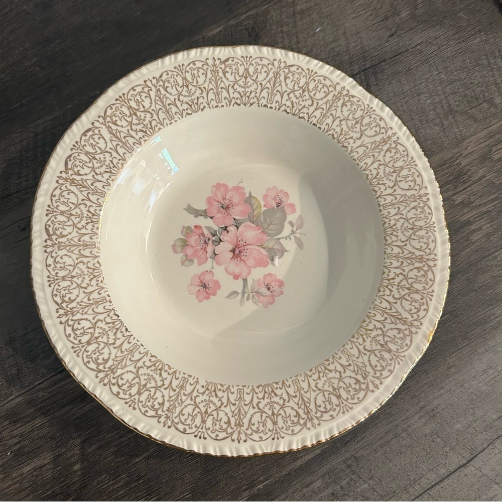 1953 Homer Laughlin Bowl Floral Pattern & Gold Filigree Trim 8.25" - Picture 2 of 3